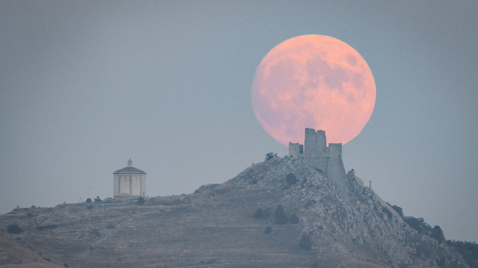 Księżyc wschodzący za zamkiem Rocca Calascio