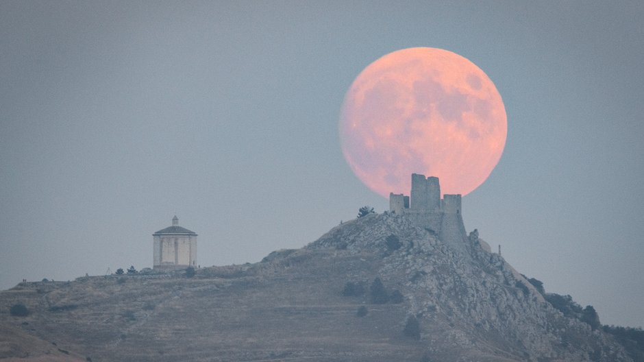 Księżyc wschodzący za zamkiem Rocca Calascio