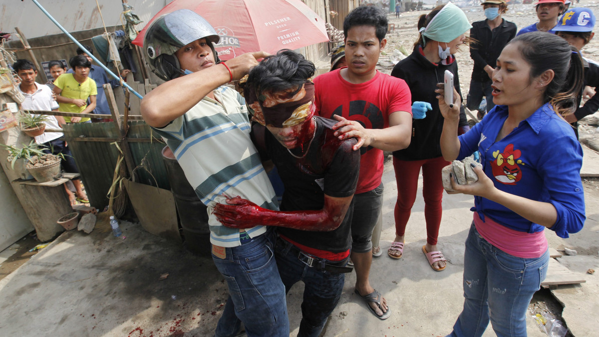 Kambodżańska policja otworzyła ogień do protestujących pracowników zakładów odzieżowych na przedmieściach Phnom Penh - poinformowały światowe agencje. Kilka osób zostało rannych.