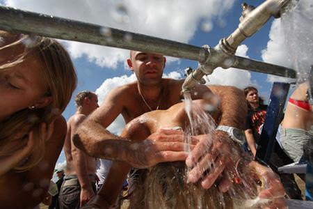 Poranna toaleta na Przystanku Woodstock nikomu niestraszna