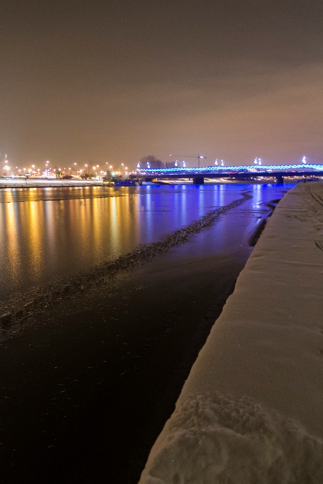 Zima zadomowiła się w Krakowie, zamarzła Wisła