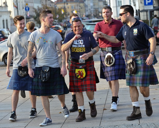 Najazd Szkotów na Warszawę. Kibice w tradycyjnych kiltach spacerują po stolicy