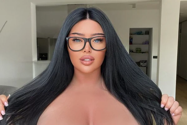 SLAVONKA sa GIGANTSKIM PRIRODNIM GRUDIMA objavila fotografiju koja dokazuje da nisu VEŠTAČKE: "Nisam ni sanjala u 17. godini da će postati OVOLIKE, a već su tad bile STVARNO VELIKE"