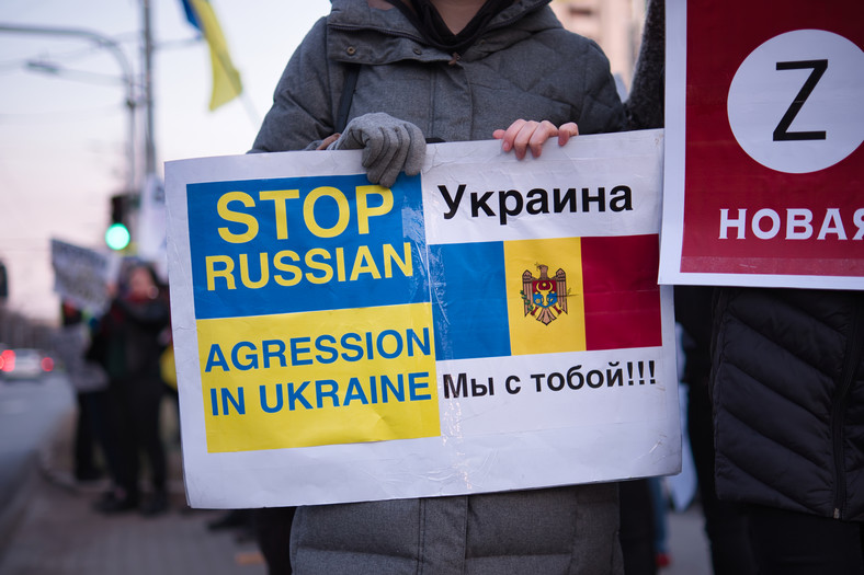 Demonstracja w Kiszyniowie przeciwko rosyjskiej agresji na Ukrainę