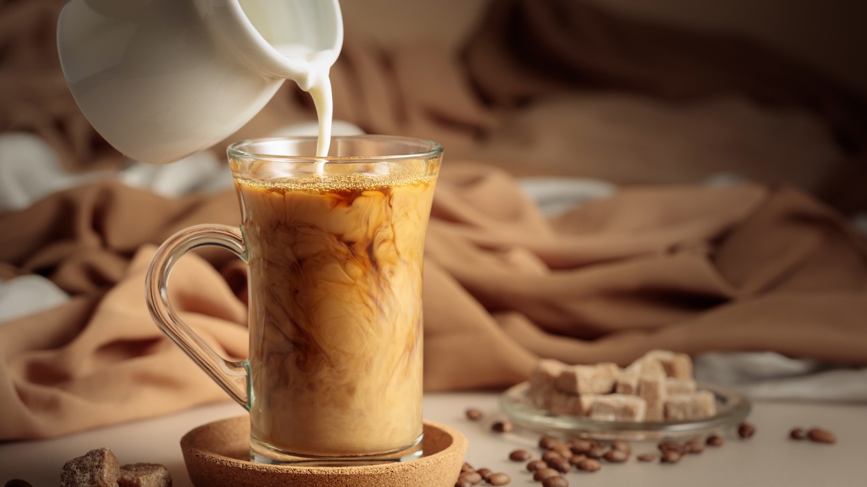 Najhoršie mlieko do kávy, ktoré vám rozkolíše hladinu cukru.