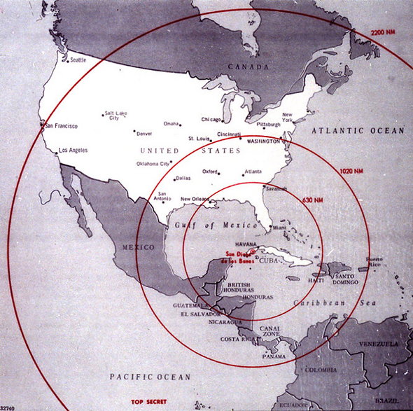 Mapa Ameryki Północnej przedstawiająca pełen zasięg pocisków nuklearnych budowanych na Kubie, wykorzystana podczas tajnych spotkań w sprawie kryzysu kubańskiego