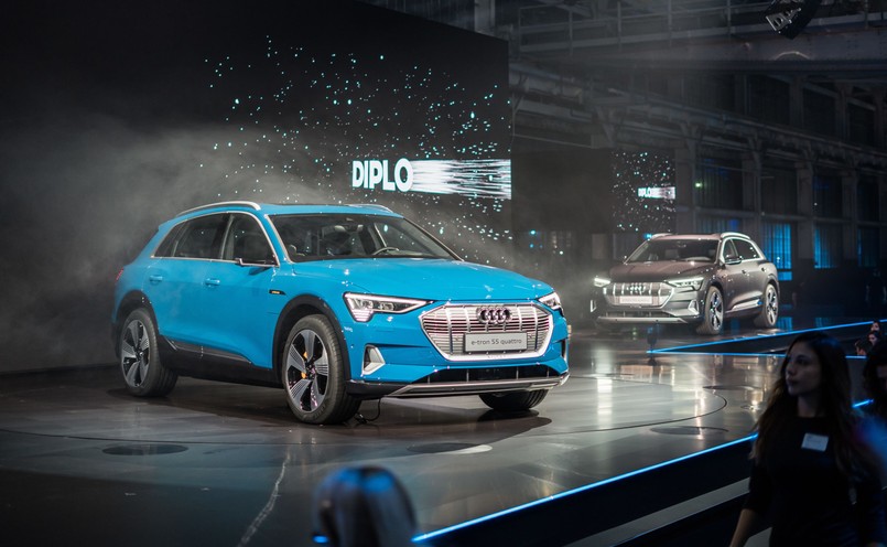 Audi e-tron zadebiutowało w San Francisco. Jednak zanim do tego doszło 250 prototypów e-tron w fazie testów miało do pokonania łącznie ponad 5 mln km, czyli odległość odpowiadającą 125-krotnemu okrążeniu globu ziemskiego. Na trasach o najróżniejszej nawierzchni auta spędziły ponad 85 tys. godzin