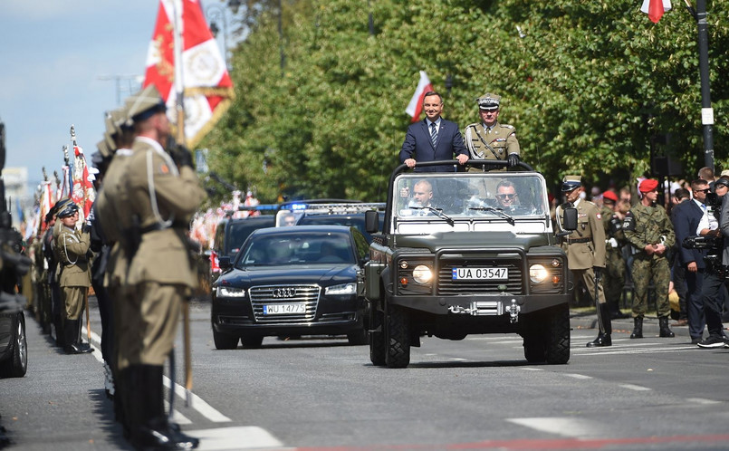 Prezydent Andrzej Duda w asyście szefa Sztabu Generalnego WP gen. broni Leszka Surawskiego dokonuje przeglądu pododdziałów wojskowych