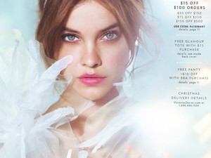 Palvin Barbi fehérneműs karácsonyi angyalka