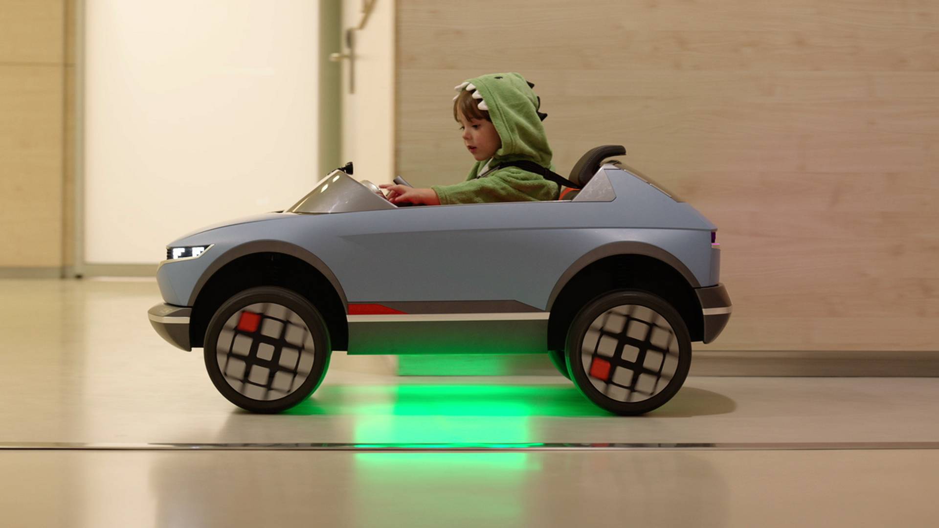 Wzruszający mini samochód elektryczny, który pomaga