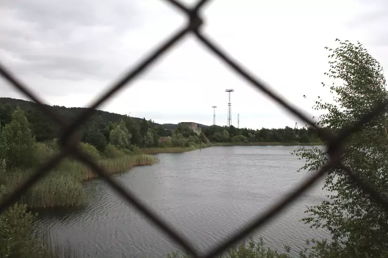 Elektrownia w Żarnowcu, za kolczastym drutem