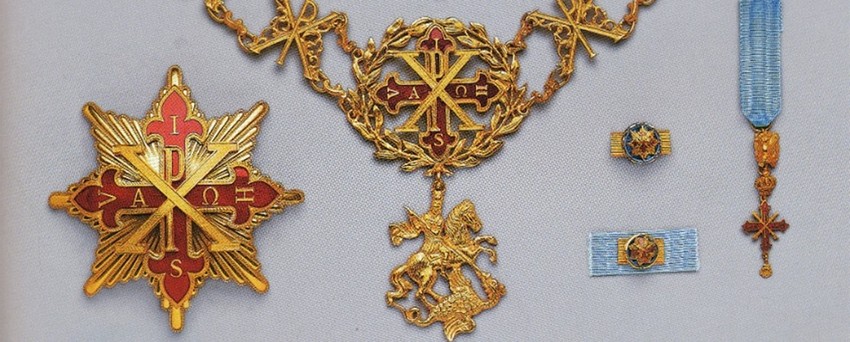 Lažno ordenje koje Stefan deli šakom i kapom