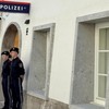Policija ispred renovirane zgrade | Foto: Bethany Bell/BBC