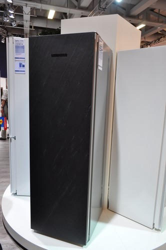 Lodówka o fakturze granitu