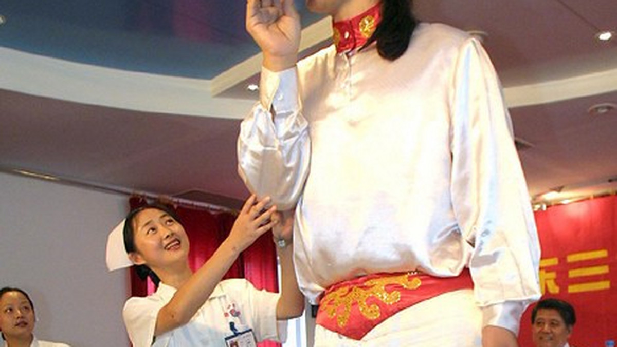 Mierząca 2,33 m Chinka, wpisana w 2010 roku do Księgi rekordów Guinnessa jako najwyższa kobieta na świecie, zmarła w połowie listopada - poinformowały w środę chińskie władze. Yao Defen zmarła w wieku 40 lat, przyczyn jej śmierci nie podano.