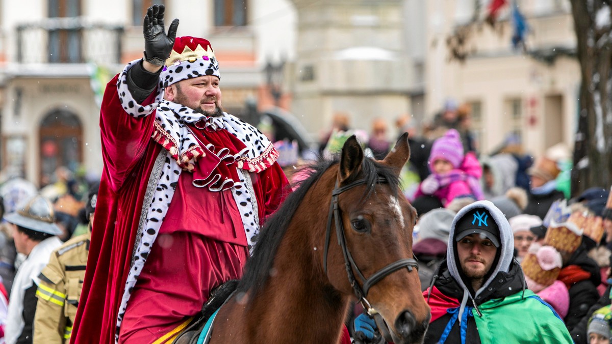 Trzej królowie pokazują, że aby spotkać Chrystusa trzeba ruszyć w drogę. Zgodnie z zachętą papieża Franciszka, wstańmy więc z kanapy i idźmy w Orszaku Trzech Króli – podkreślił rzecznik Episkopatu Polski, ks. Paweł Rytel-Andrianik.