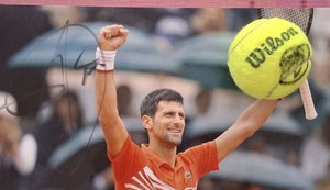 Humanitarac Vladimir prodaje lopticu sa Novakovim potpisom