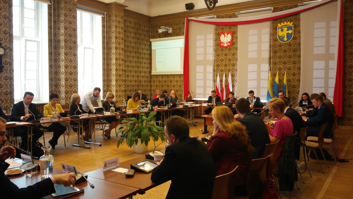 Jest zgoda radnych na sprzedaż ziem Stowarzyszeniu Apostolstwa Katolickiego. Przy ulicy Górnej i Wygonowej w Opolu powstanie parafia pod wezwaniem św. Jana Pawła II oraz centrum edukacyjne. Będą ją prowadzić księża Pallotyni. Duchowni kupią prawie półhektarową działkę od miasta za 10 proc. jej wartości. Zadecydowano o tym na dzisiejszej sesji Rady Miasta.