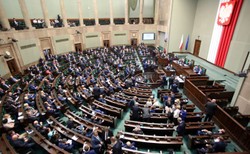 Nowoczesna znów przed PiS. Najnowszy SONDAŻ