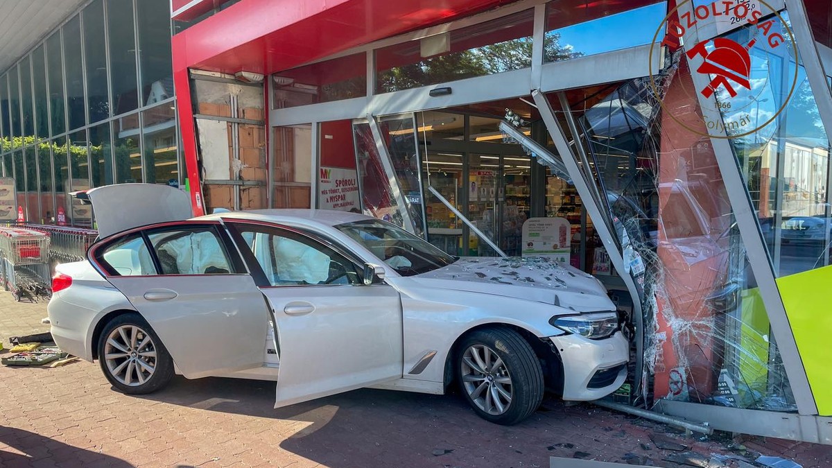 Az igazi bevásárlókocsi? Egy BMW-s konkrétan behajtott a solymári SPAR főbejáratán: fotók a helyszínről