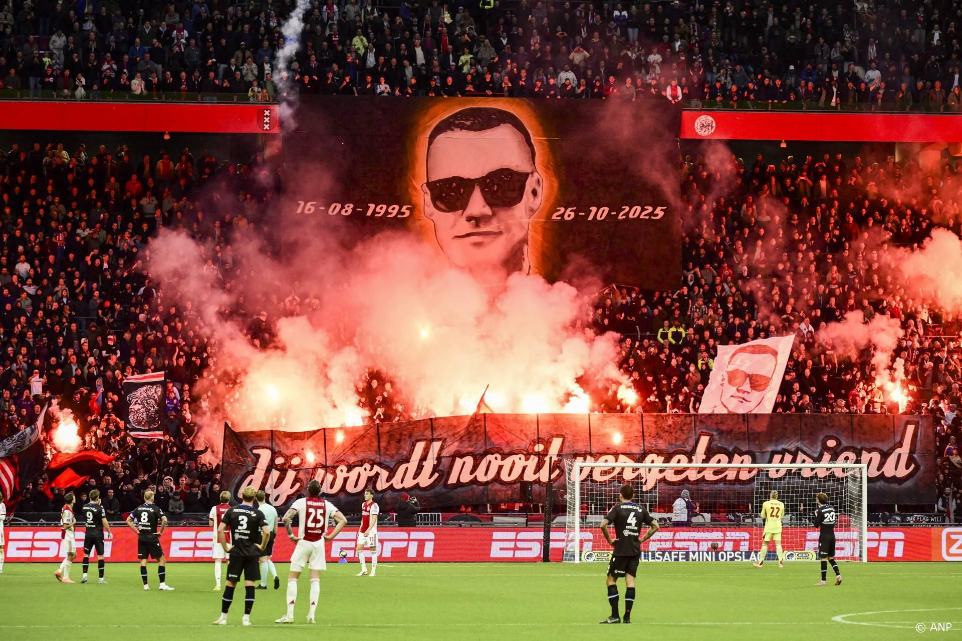 Ajax-Heerenveen hervat na een eerbetoon aan Patrick Overeem en vuurwerk