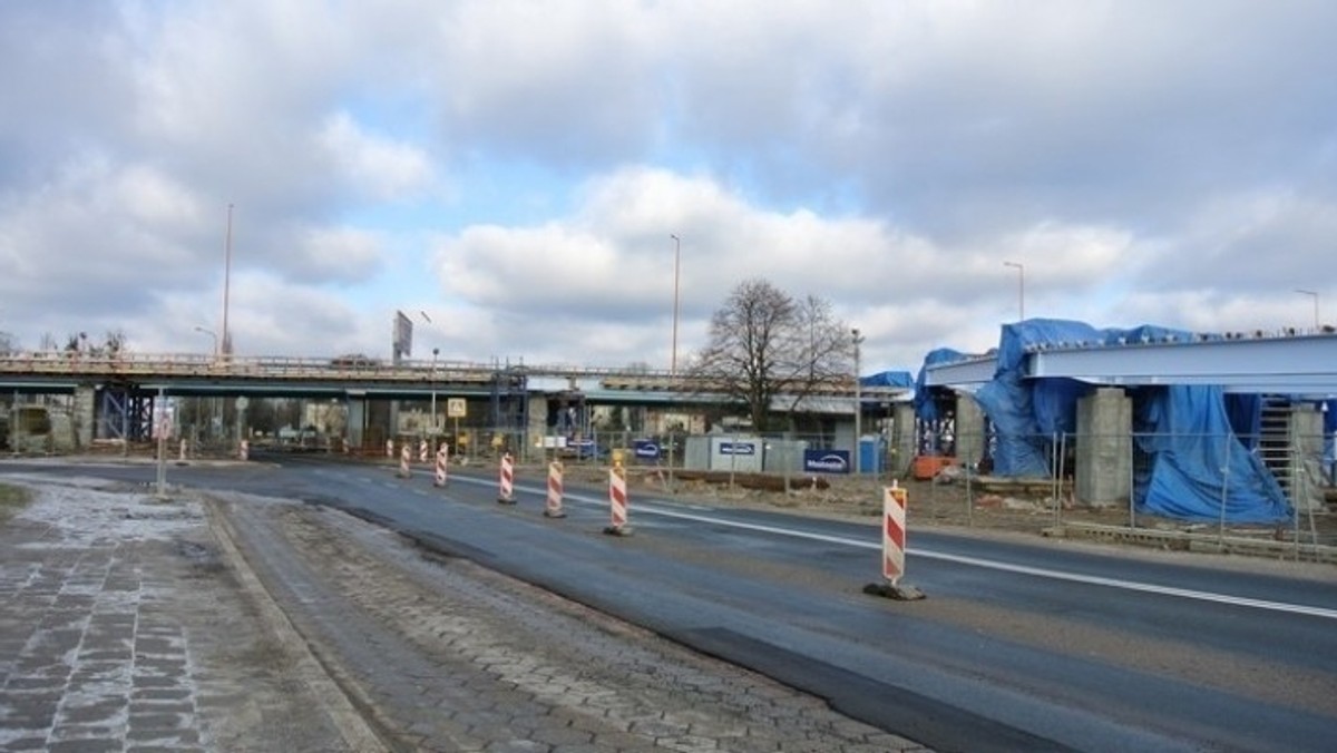 Przed nami kolejny etap remontu układu drogowego wokół przebudowywanego wiaduktu Górczyńskiego. Zamknięta zostanie ulica Rakoniewicka, a autobusy komunikacji miejskiej pojadą objazdami.