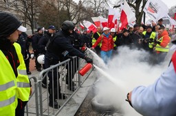 Race i petardy przed kancelarią premiera. Trwa protest rolników [ZDJĘCIA]