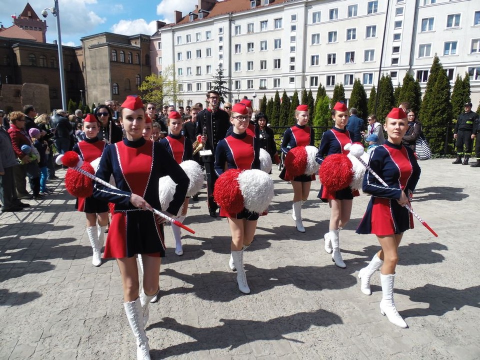 Olbrzymia flaga zawisła na strażackim wysięgniku