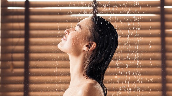 Ez a tökéletes időpont a zuhanyzáshoz, ha szeretnél istenien aludni: egy életre megváltoztatja az éjszakáidat ez a szokás