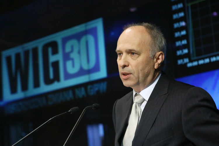 7. Andrzej Jakubiak – ukończył studia na Wydziale Prawa i Administracji Uniwersytetu Warszawskiego, radca prawny. Od lutego 1998 r. do grudnia 2006 r. był członkiem zarządu Narodowego Banku Polskiego. W październiku 2011 r. został powołany na stanowisko Przewodniczącego Komisji Nadzoru Finansowego.
<br><br>
Jako przewodniczący KNF jest odpowiedzialny za egzekwowanie regulacji w odniesieniu do licencjonowanych instytucji finansowych, a także do wszystkich podmiotów funkcjonujących na rynku kapitałowym. KNF była również jednym z urzędów, które zajmowały się aferą Amber Gold, a w jej konsekwencji próbami ograniczenia działalności parabanków.
<br><br>
<a title=