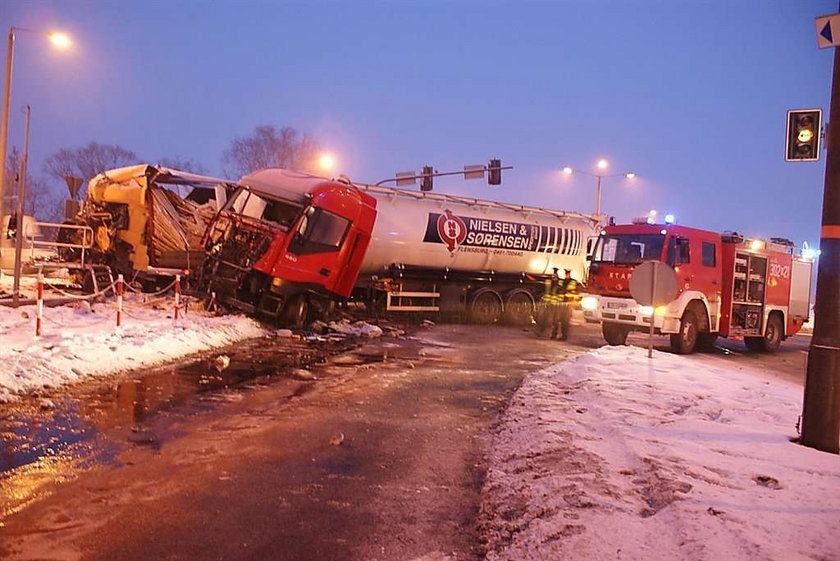 Zderzenie TIR-ów. 2 osoby zginęły ZDJĘCIA