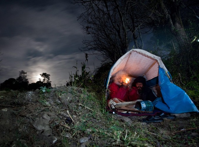 Sadhu, święty mąż, raczy się marihuaną w nocy nad rzeką Salinadi, Kobiety ucestniczą w rytualnej kąpieli w rzece Salinadi w czasie obchodów święta Madhav Narayan w Sankhu, starożytnej wiosce niedaleko Katmandu