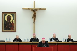 Decyzja ws. pogrzebu abp. Gołębiewskiego nie została podjęta przez KEP