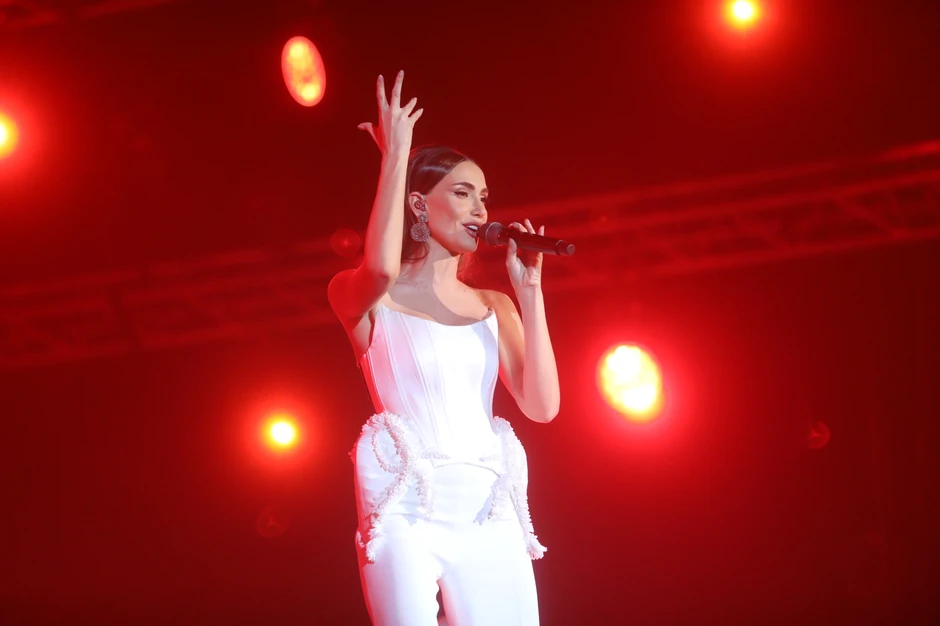 Emina Jahović u korsetu raspametila