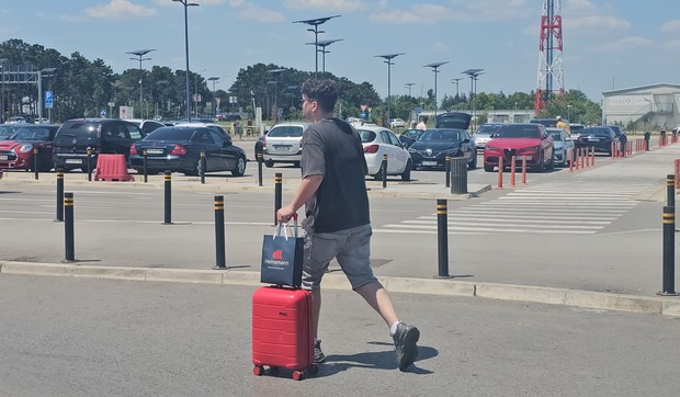 Isak Šabanović na aerodromu
