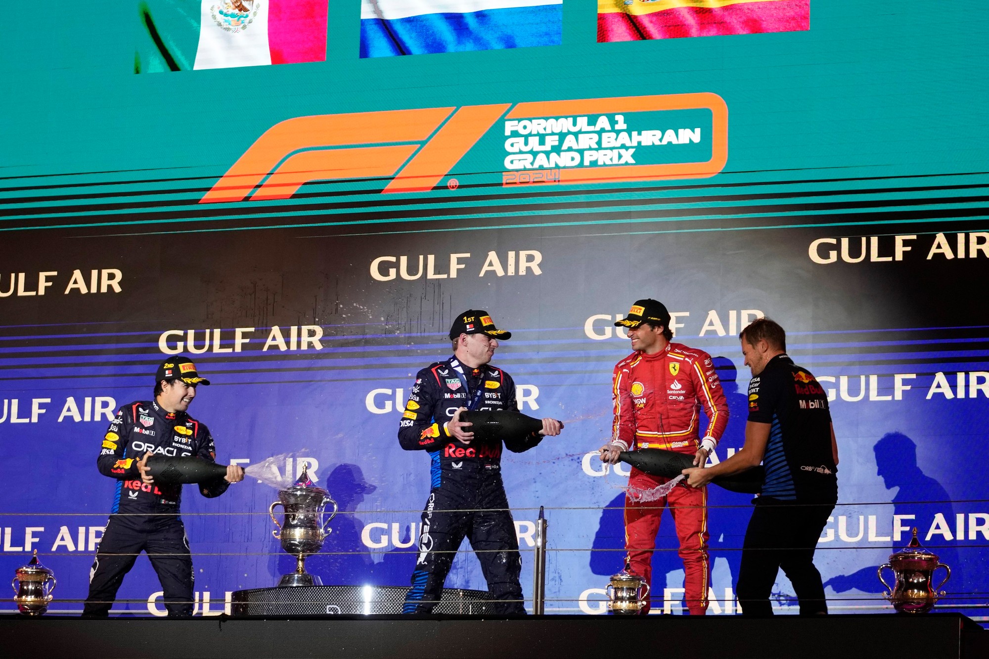 Veľká cena Bahrajnu: Holanďan Max Verstappen (Red Bull) na stupni víťazov.