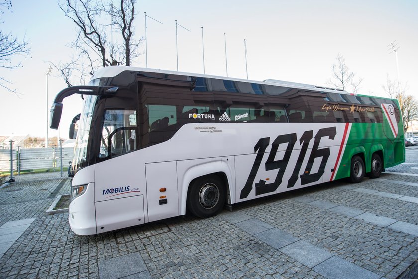 Mikrofalówka za 3 tys. złotych i nie tylko! Zobacz co kryje nowy autobus Legii!