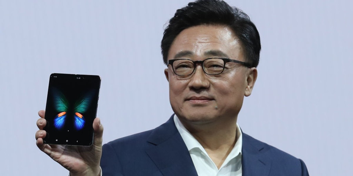 Debiut Samsung Galaxy Fold opóźnia się już o blisko 70 dni, a DJ Koh nie podał nowej daty dostępności dla użytkowników. Zaznaczył, że poprawki zostaną wprowadzone "w odpowiednim czasie".