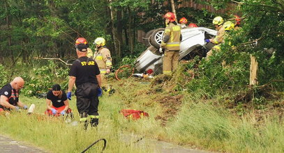 Tragedia w Boże Ciało. BMW roztrzaskało się na drzewie. Nie żyje dwóch młodych mężczyzn, kobieta trafiła do szpitala