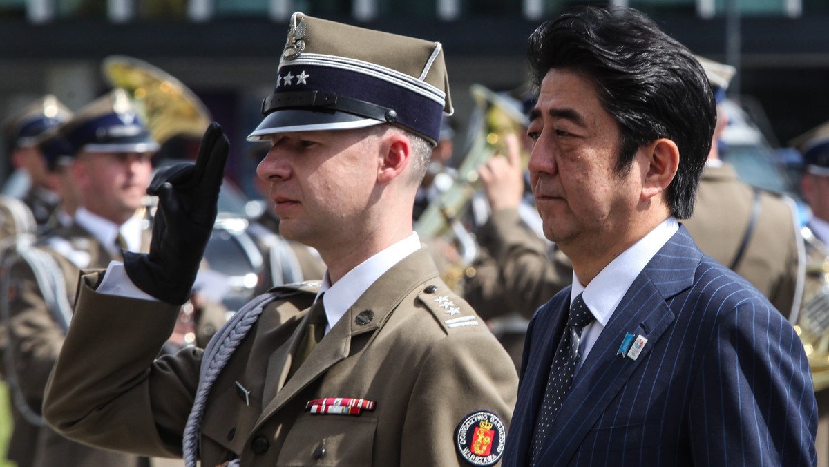 W niedzielę przed południem w Kancelarii Premiera rozpoczęło się spotkanie szefa polskiego rządu Donalda Tuska i premiera Japonii Shinzo Abe, który przebywa z dwudniową wizytą w Warszawie.