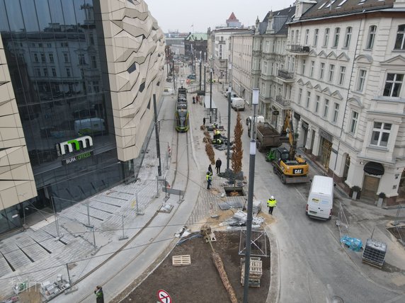 Na Al. Marcinkowskiego dotarł pierwszy transport nowych drzwi fot. PIM