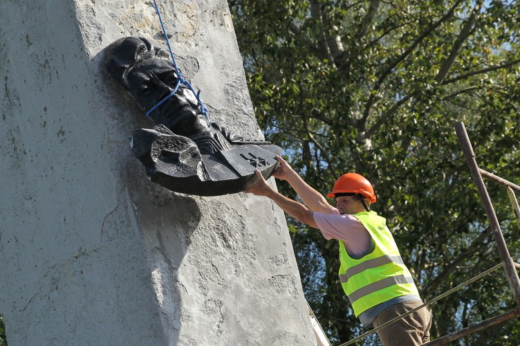 Rozbiórka pomnika w Pieniężnie