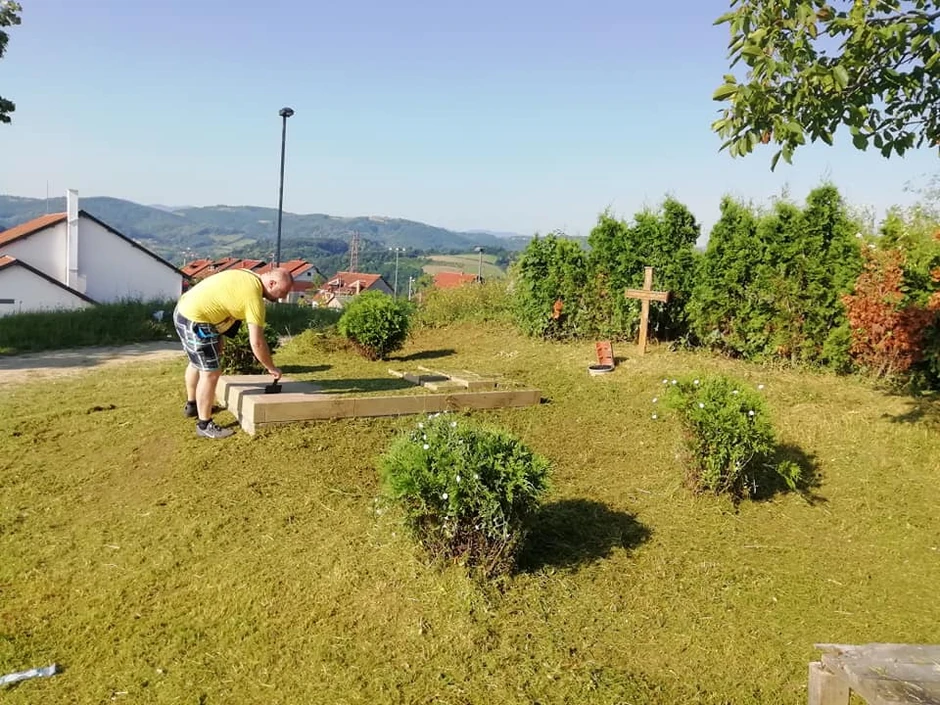 Popovićevi sugrađani su sami sredili grob čuvenog akademika
