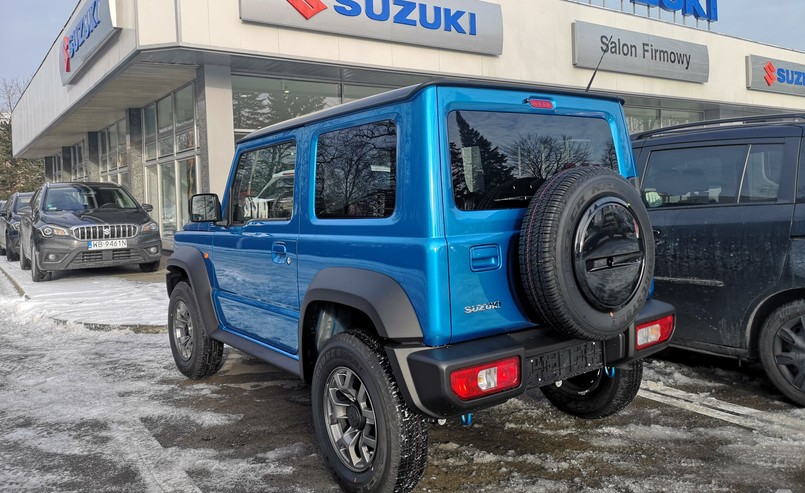 20 lat – tyle kazał na siebie czekać nowy Jimny. Suzuki wreszcie wprowadza na polski rynek czwarte pokolenie kultowej terenówki. Nowy model przyłapany pod salonem firmowym japońskiej marki w Warszawie