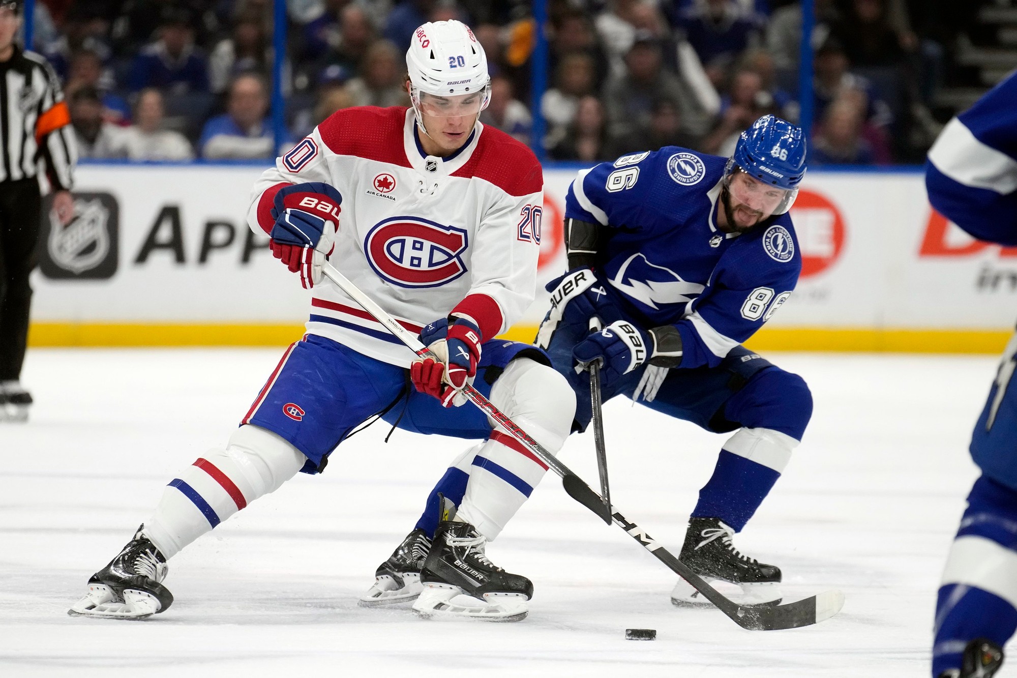 Hráči Juraj Slafkovský (Montreal Canadiens) a Nikita Kucherov (Tampa Bay Lightning).