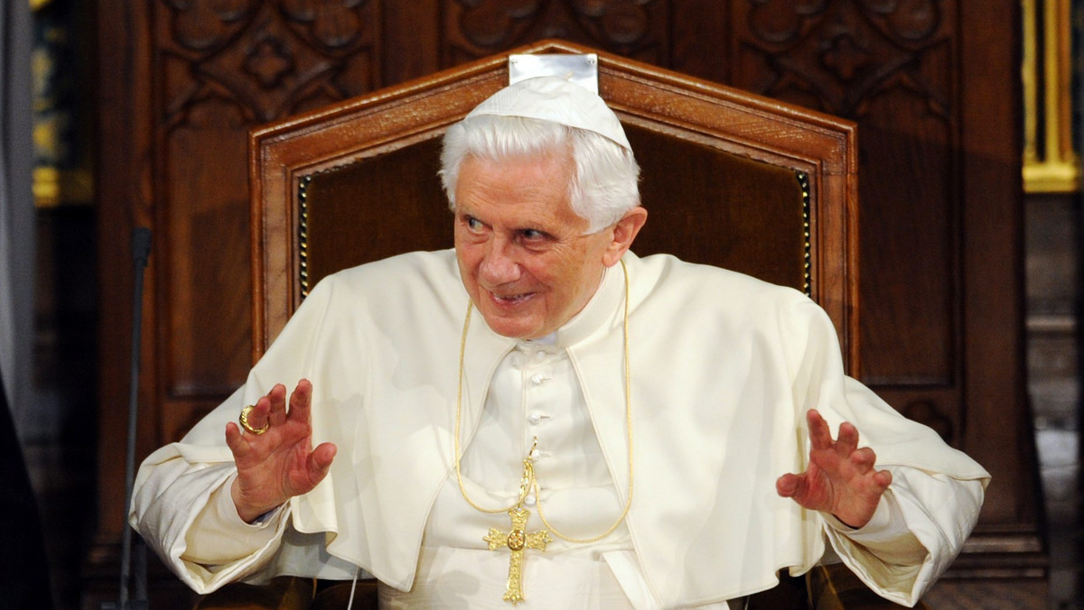 Podczas dzisiejszej audiencji generalnej w Watykanie Benedykt XVI zachęcił Polaków, by odmawiać różaniec jako drogę do odnowy życia i przemiany serc.