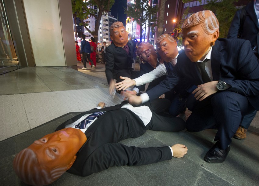 Grupa mladića kostimiranih u Donalda Trampa za Noć veštica