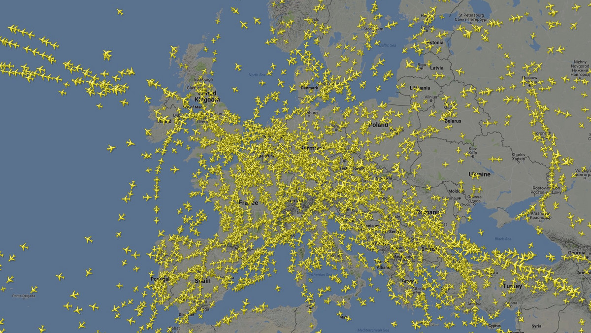 Koronawirus w Polsce. Dlaczego na polskim niebie wciąż można zobaczyć samoloty?