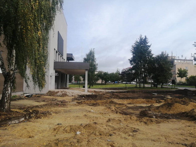 W otoczeniu Centrum Kultury i Sztuki w Skierniewicach zniknęły drzewa przed budynkiem  -władze zapowiadają nowe nasadzenia