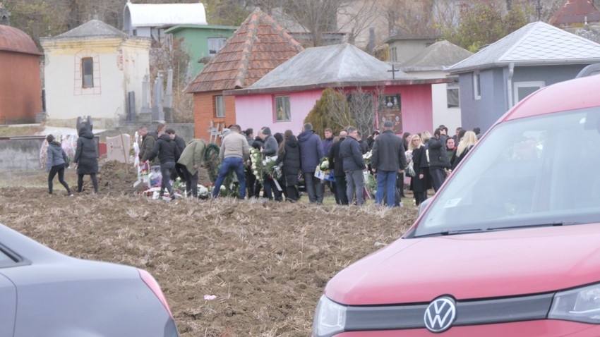 Stotine ljudi se okupilo na groblju 